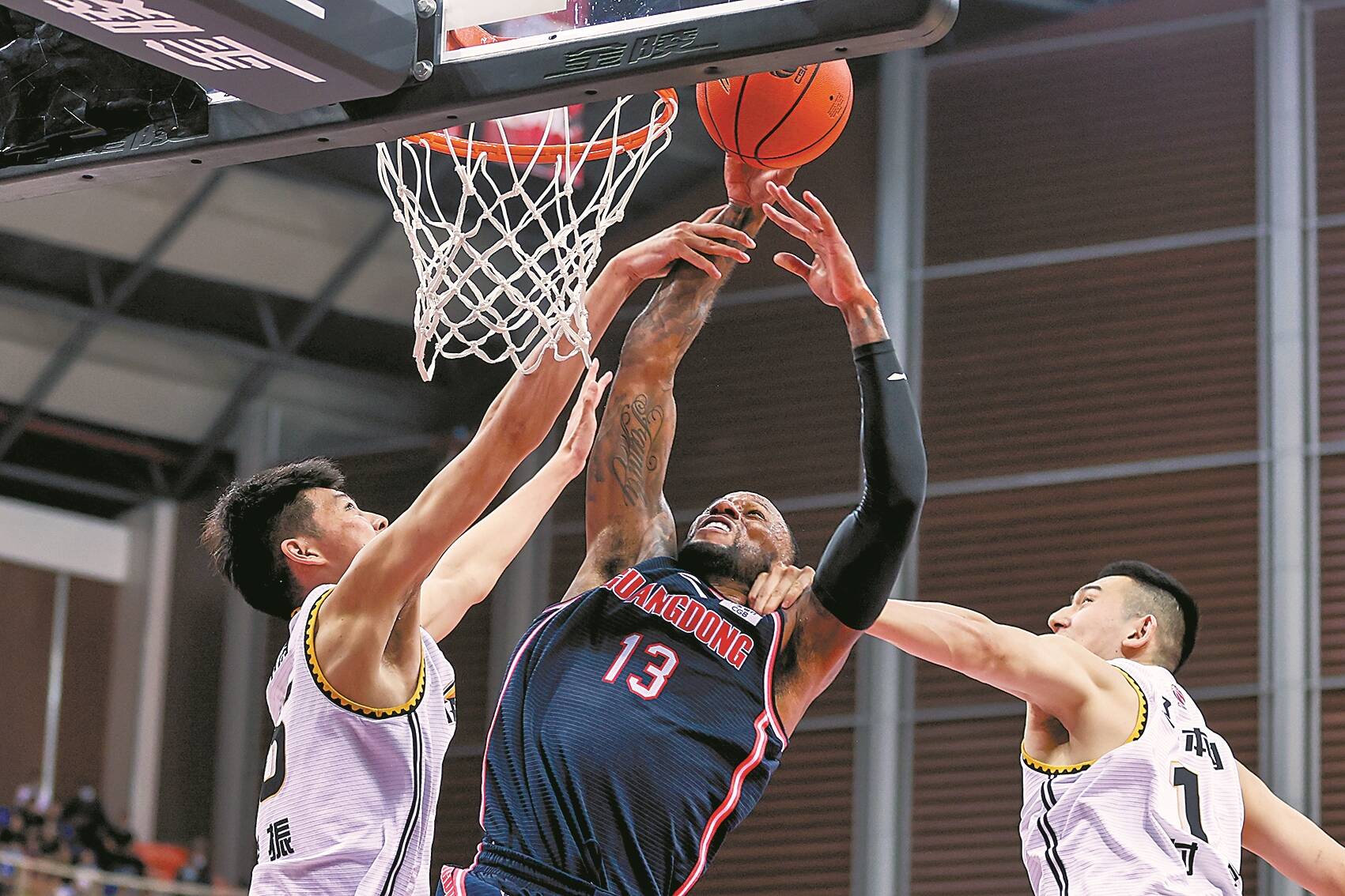 消息人士称，鲁本·阿莫林与曼联在离队问题上存在分歧，同时有欧洲皇室成员对他感兴趣。（知情人士称阿莫林与曼联在离队问题上意见相左，且获欧洲皇室成员青睐）