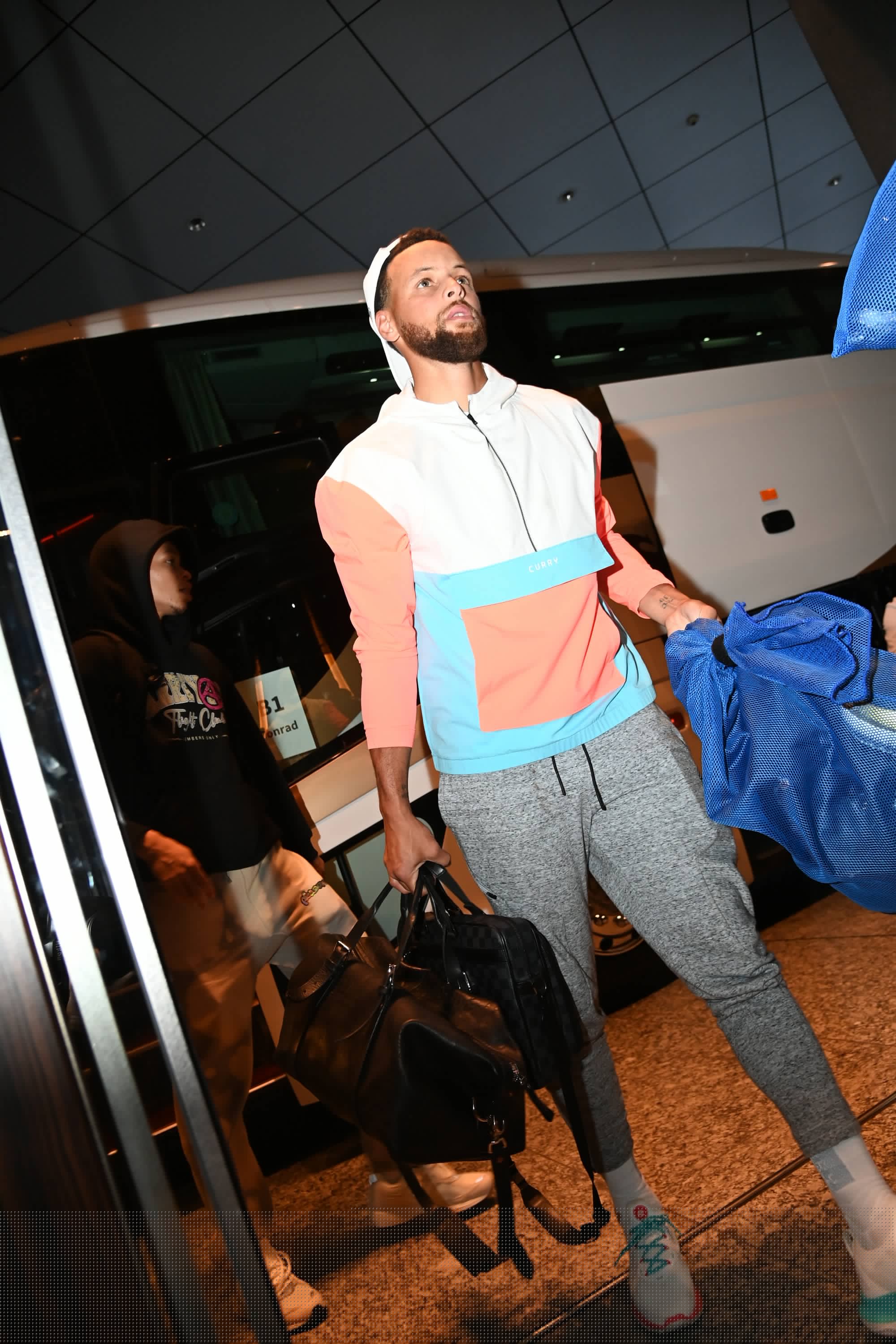 图片报：诺伊尔调整了训练流程，乌尔比希也激励着他继续（图片报：诺伊尔优化训练安排，乌尔比希也在激励他坚持前行）