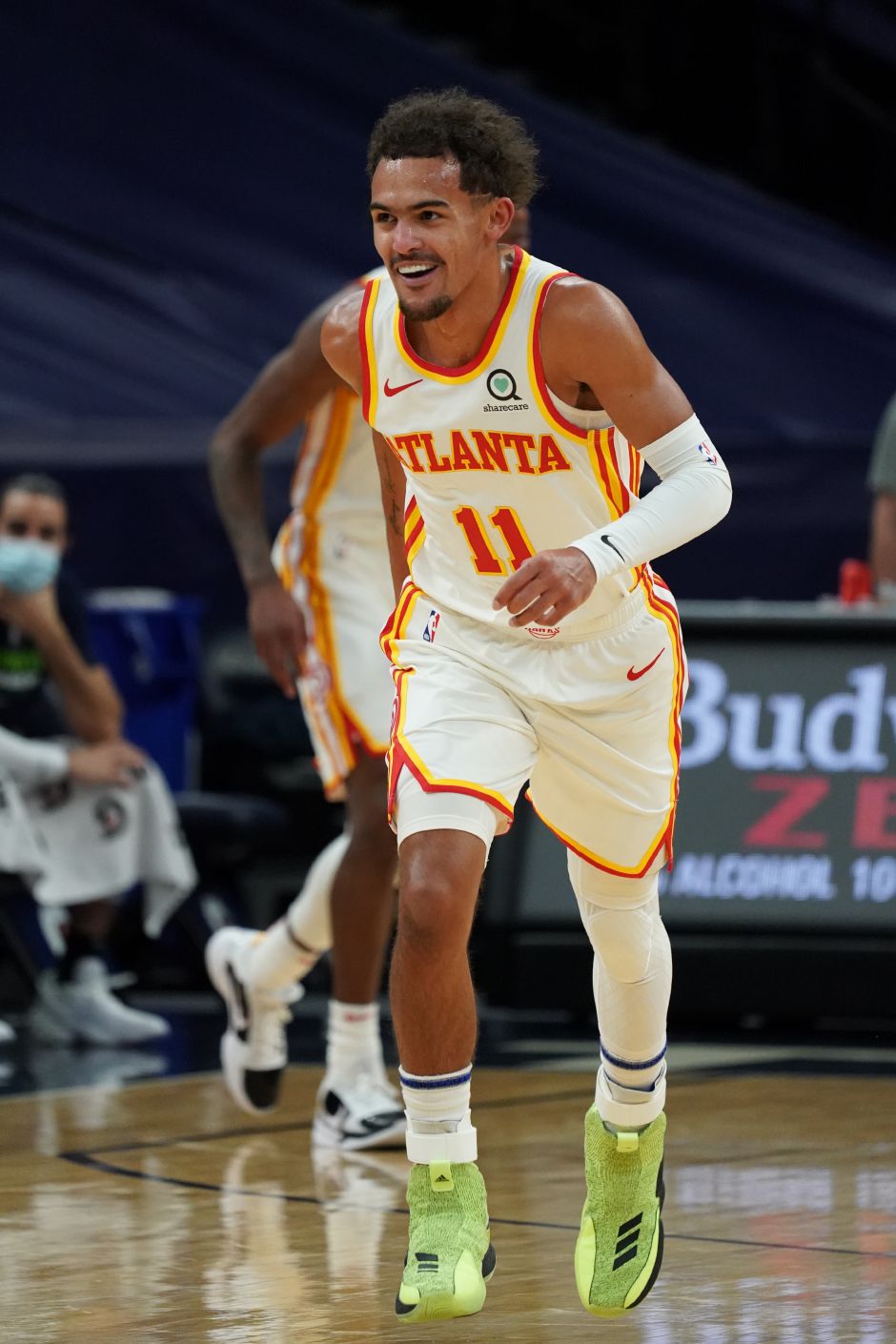 内蒙古额尔古纳初冬银装素裹，金雕翱翔雪原尽显苍穹之王风范（内蒙古额尔古纳初冬白雪皑皑，金雕纵横雪原尽显空中之王风姿）