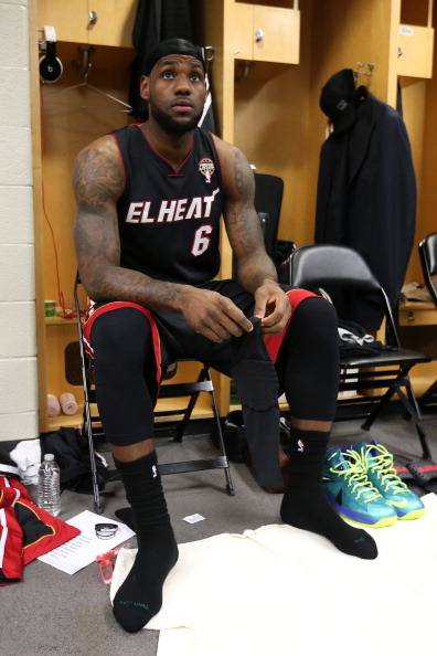 步行者大胜奇才！哈利伯顿对奇才替补席做哭泣的动作（步行者痛击奇才，哈利伯顿朝对手替补席比出哭泣动作）