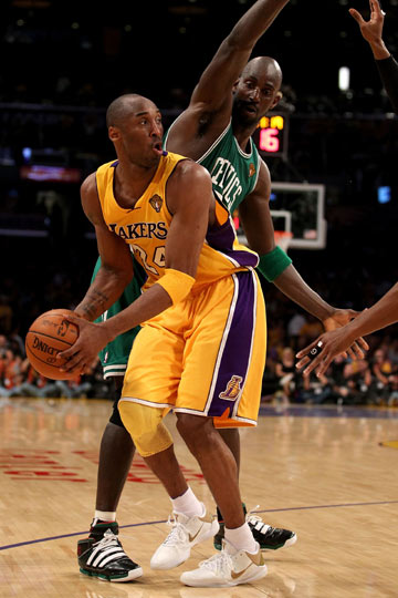 转会窗：尤文国米竞争21岁后卫，麦肯尼续约博弈（转会动态：尤文与国米争抢21岁后卫，麦肯尼续约谈判胶着）